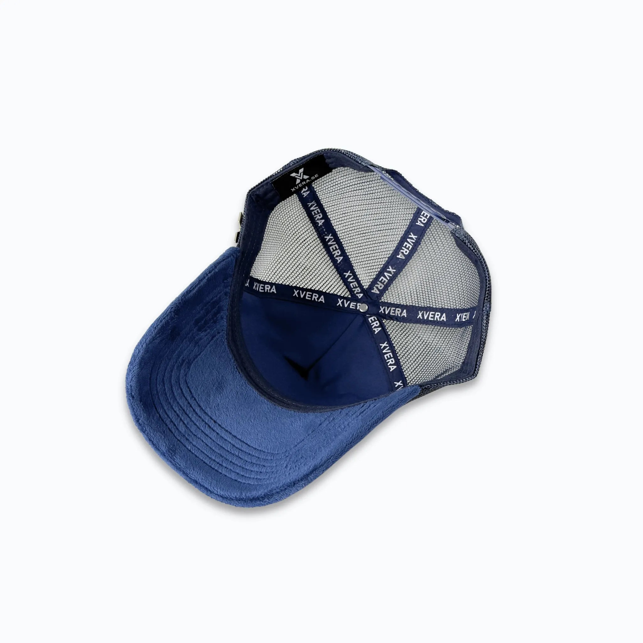 Detaljerad vy av insidan på en blå velvet truckerkeps från XVERA, som framhäver det exklusiva logobandet och den bekväma designen för perfekt passform.