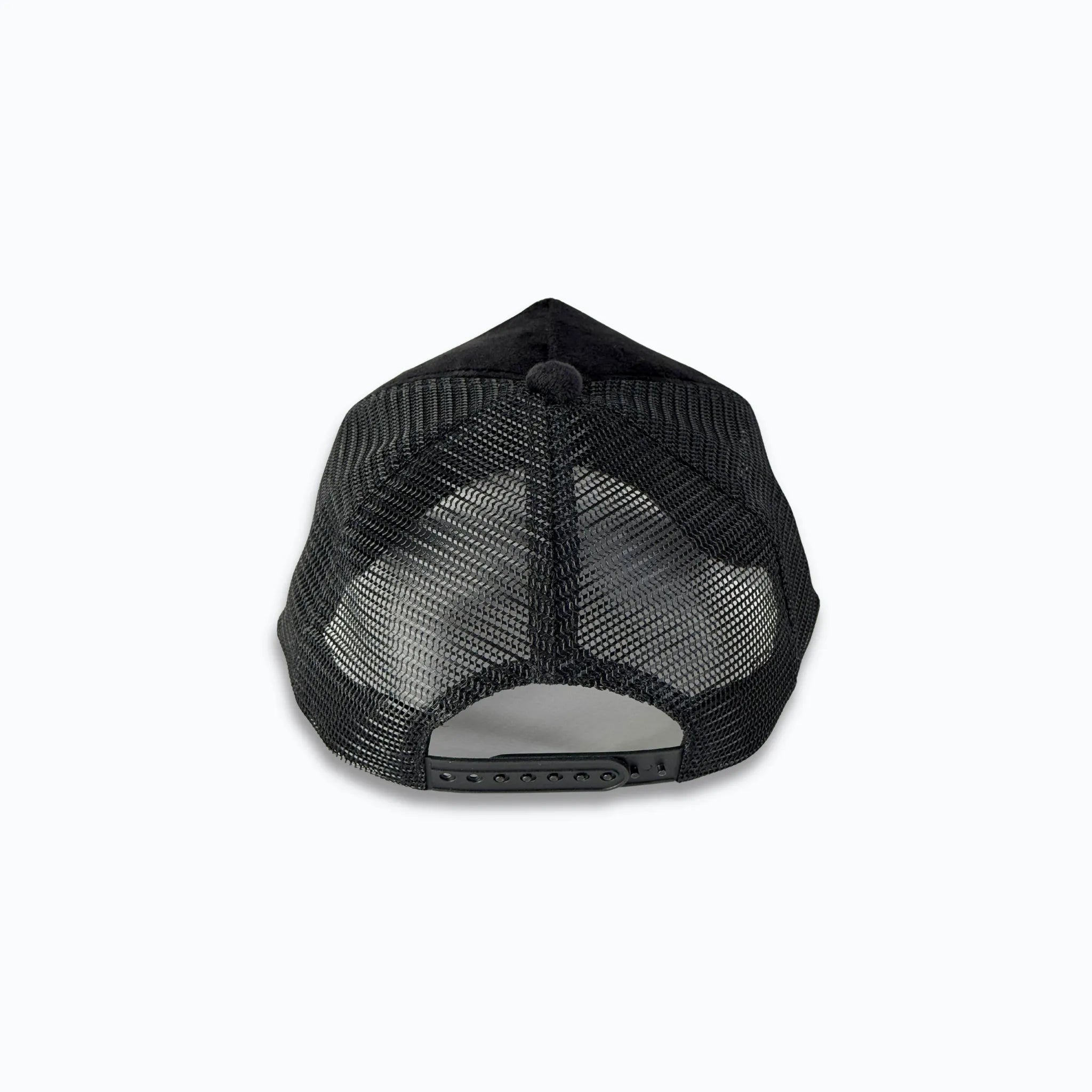 Baksidan av en svart velvet truckerkeps från XVERA, som visar det justerbara snapback-spännet för en perfekt One-Size passform.