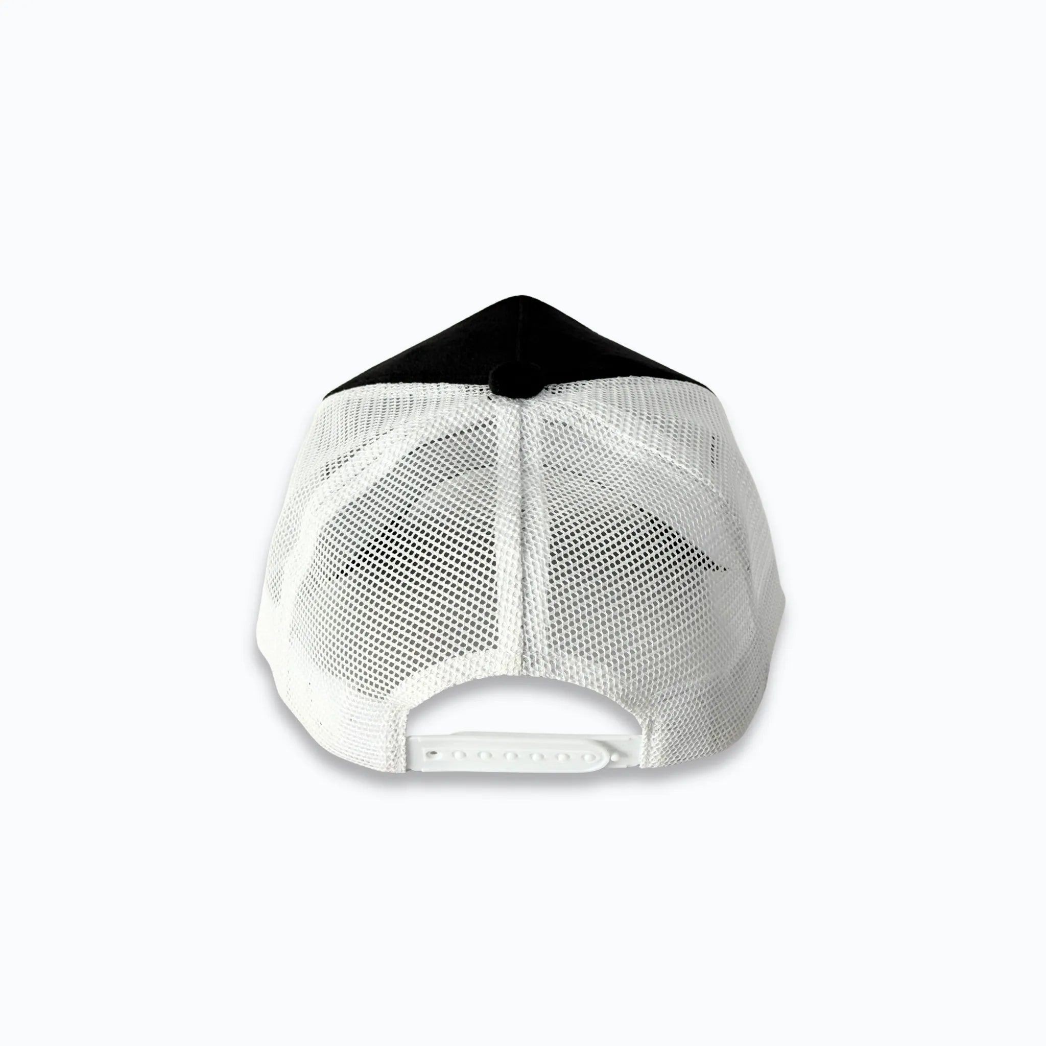 Baksidan av en svart och vit velvet truckerkeps från XVERA, som visar det vita nätet och det justerbara snapback-spännet för en flexibel One-Size passform.